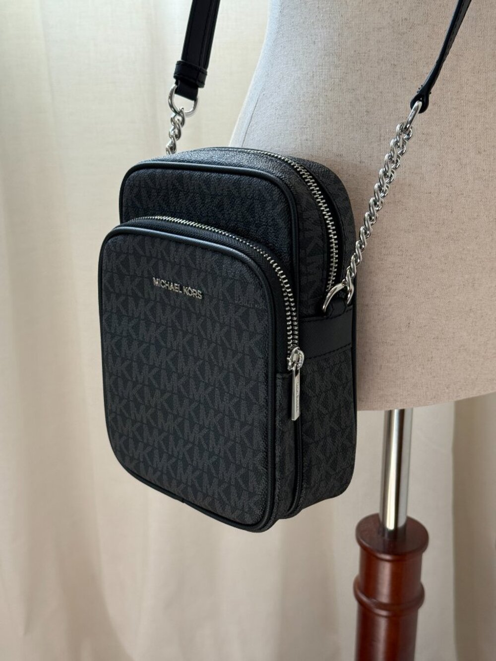 NWT Michael Kors Jet Set Travel Medium Logo Crossbody Bag in black signature - Picture 4 of 9